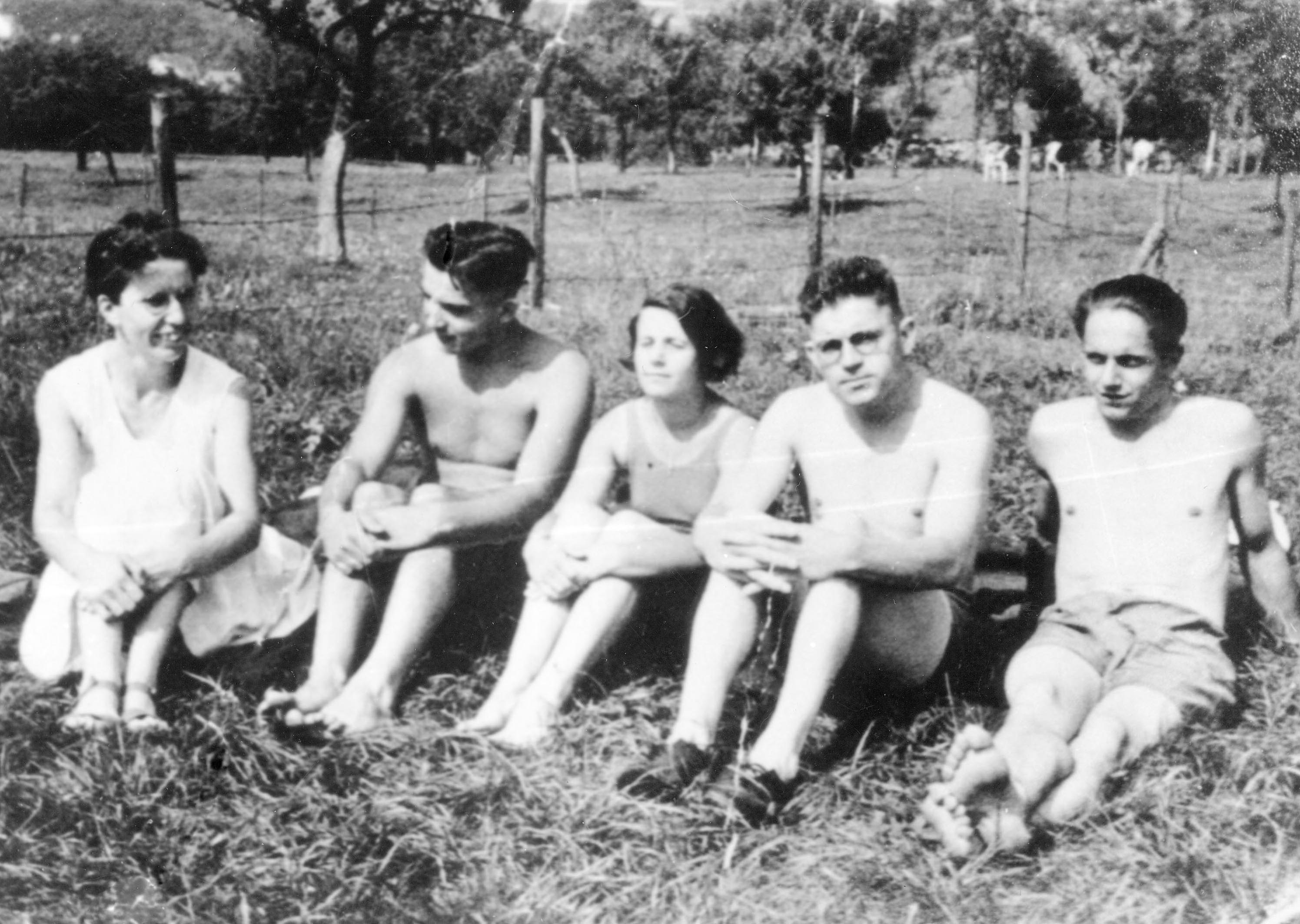 Henny Neu (l.) zusammen mit Georg Buch (2. von r.) und einigen weiteren SAJ-Mitgliedern während einer illegalen Radtour nach Diez an der Lahn im Jahr 1934